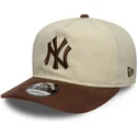 beige-und-braune-verstellbare-curved-cap-9fifty-a-frame-suede-visor-der-new-york-yankees-mlb-von-new-era