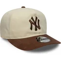 gorra-curva-beige-y-marron-ajustable-9fifty-a-frame-suede-visor-de-new-york-yankees-mlb-de-new-era