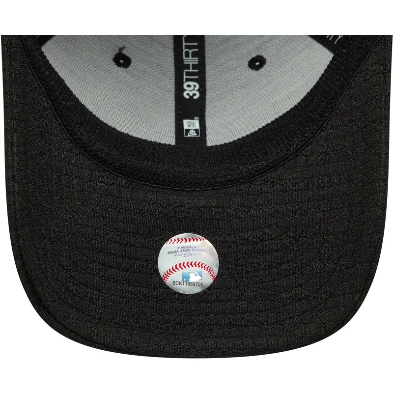 schwarze-gebogene-angepasste-kappe-mit-schwarzem-logo-39thirty-stretch-mesh-von-new-york-yankees-mlb-von-new-era