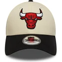 bojd-beige-och-svart-justerbar-keps-9forty-colour-block-fran-chicago-bulls-nba-av-new-era