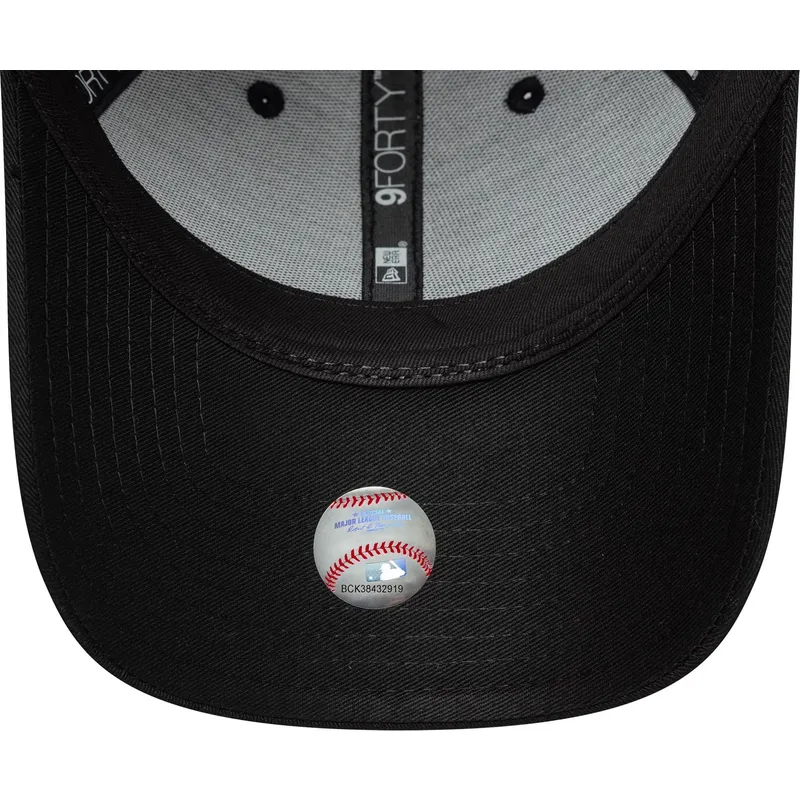 cepice-zaoblena-cerna-snapback-9forty-metallic-new-york-yankees-mlb-new-era