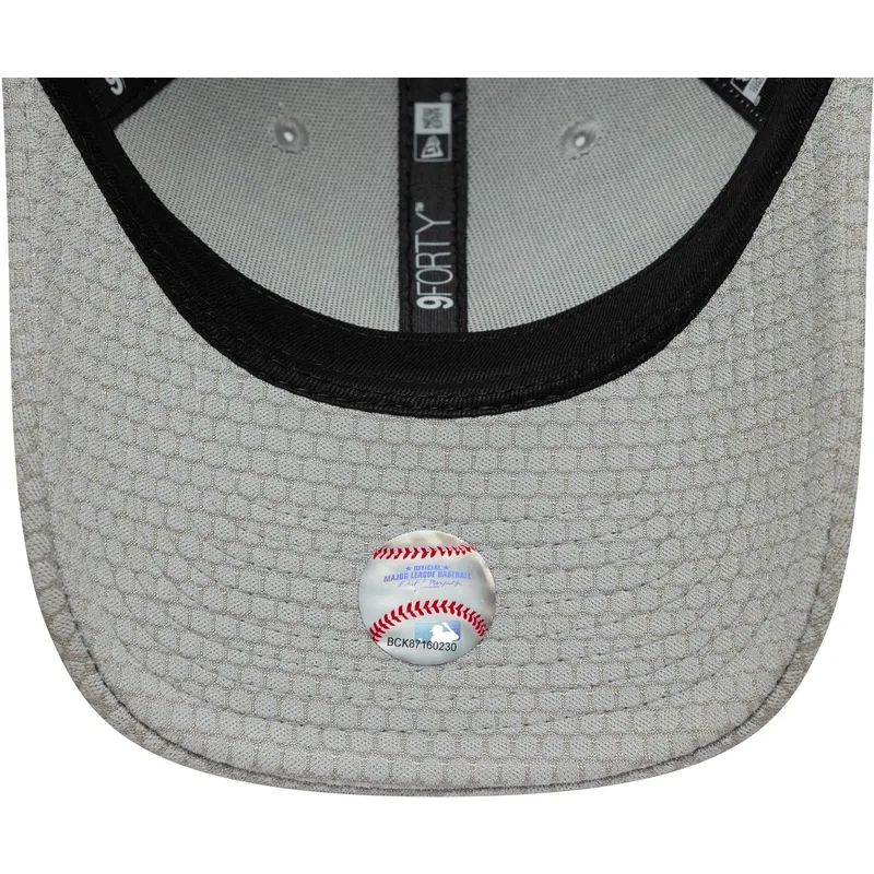 gra-kurvad-snapback-keps-med-gra-logotyp-9forty-mesh-flawless-fran-new-york-yankees-mlb-av-new-era