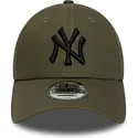 grune-verstellbare-curved-cap-mit-schwarzem-logo-9forty-league-essential-der-new-york-yankees-mlb-von-new-era
