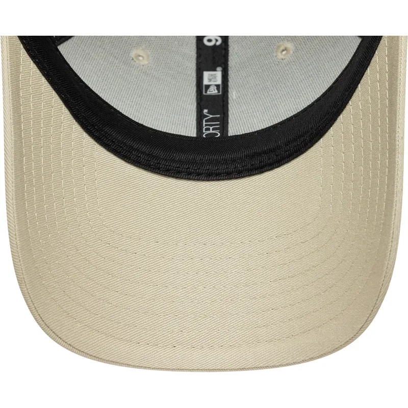 bojd-beige-justerbar-keps-9forty-seasonal-fran-racing-bulls-f1-team-formula-1-av-new-era