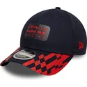 marinbla-och-rod-kurvad-keps-snapback-9forty-m-crown-visor-print-fran-red-bull-racing-formula-1-av-new-era