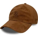 braune-verstellbare-curved-cap-mit-braunem-logo-9twenty-suede-der-new-york-yankees-mlb-von-new-era