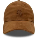 gorra-curva-marron-ajustable-con-logo-marron-9twenty-suede-de-new-york-yankees-mlb-de-new-era