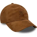 braune-verstellbare-curved-cap-mit-braunem-logo-9twenty-suede-der-new-york-yankees-mlb-von-new-era