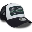gorra-trucker-blanca-y-azul-marino-a-frame-location-de-los-angeles-ciudades-y-playas-california-de-new-era