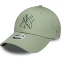 ljusgron-bojd-justerbar-keps-med-gront-logotyp-for-dam-9forty-league-essential-fran-new-york-yankees-mlb-av-new-era