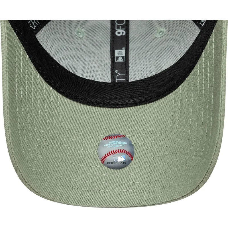 gorra-curva-verde-claro-ajustable-con-logo-verde-para-mujer-9forty-league-essential-de-new-york-yankees-mlb-de-new-era