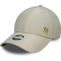 bojd-beige-justerbar-keps-med-gyllene-logotyp-for-dam-9forty-flawless-fran-new-york-yankees-mlb-av-new-era