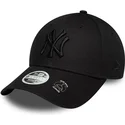 svart-bojd-justerbar-keps-med-svart-logotyp-for-dam-9forty-bow-back-fran-new-york-yankees-mlb-av-new-era