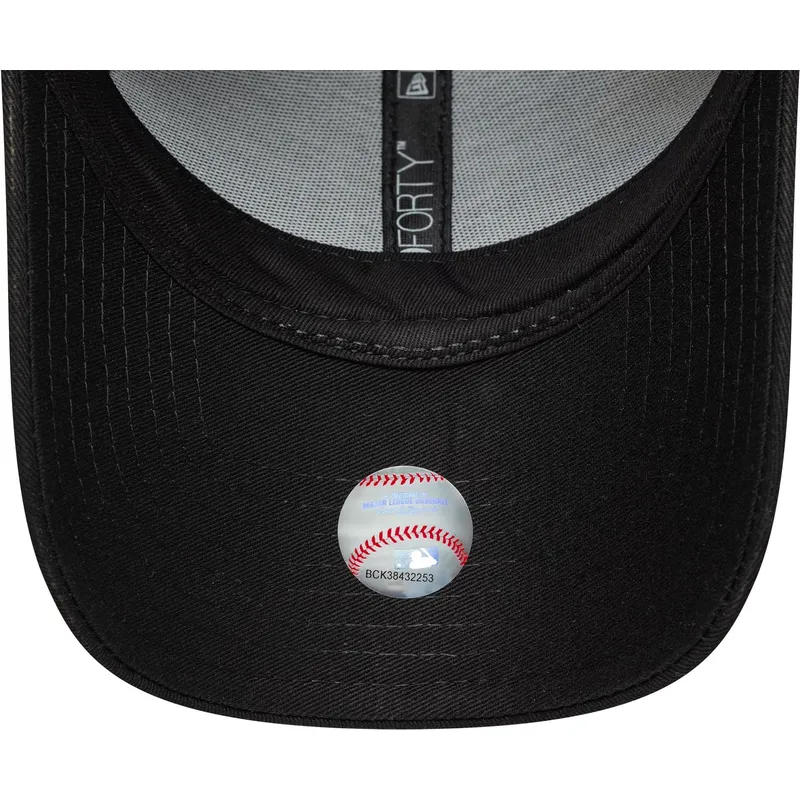 svart-bojd-justerbar-keps-med-svart-logotyp-for-dam-9forty-bow-back-fran-new-york-yankees-mlb-av-new-era