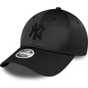 svart-bojd-snapback-keps-med-svart-logotyp-for-dam-9forty-satin-fran-new-york-yankees-mlb-av-new-era