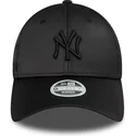 schwarze-gebogene-snapback-kappe-mit-schwarzem-logo-fur-damen-9forty-satin-der-new-york-yankees-mlb-von-new-era