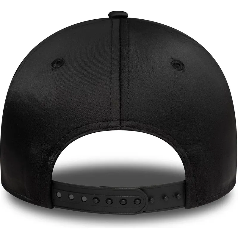 svart-bojd-snapback-keps-med-svart-logotyp-for-dam-9forty-satin-fran-new-york-yankees-mlb-av-new-era