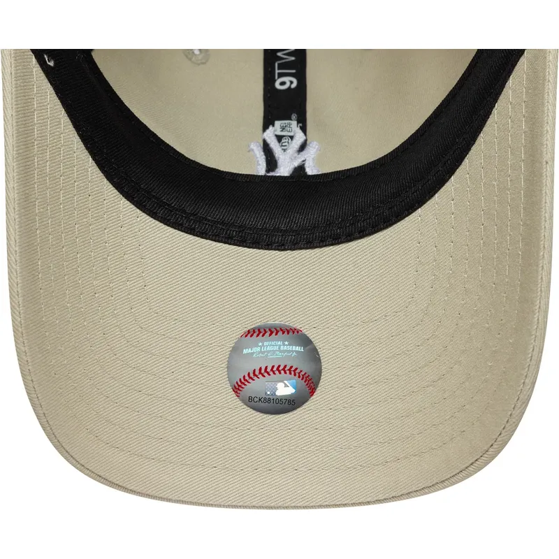 beige-gebogene-verstellbare-damenkappe-9twenty-washed-mini-der-new-york-yankees-mlb-von-new-era
