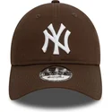 cap-zaoblena-brown-adjustable-strap-9twenty-league-essential-new-york-yankees-mlb-new-era