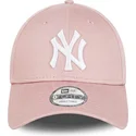 cap-zaoblena-pink-adjustable-strap-claro-9forty-league-essential-new-york-yankees-mlb-new-era