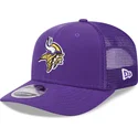 gorra-trucker-violeta-9seventy-stretch-snap-evergreen-de-minnesota-vikings-nfl-de-new-era