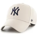 beige-gebogene-verstellbare-kappe-mit-marineblauen-logo-mvp-der-new-york-yankees-mlb-von-47-brand