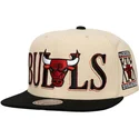 svart-och-beige-platt-snapback-keps-across-the-board-fran-chicago-bulls-nba-av-mitchell-ness