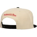 gorra-plana-negra-y-beige-snapback-across-the-board-de-chicago-bulls-nba-de-mitchell-ness