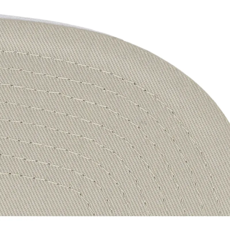 vit-rod-och-svart-platt-keps-vit-snapback-old-cut-fran-chicago-bulls-nba-av-mitchell-ness