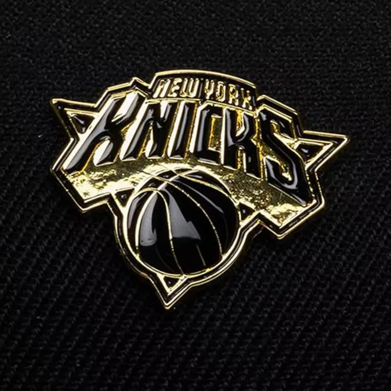 cepice-zaoblena-cerna-snapback-pinned-gold-pro-new-york-knicks-nba-mitchell-ness