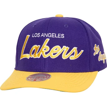 Καπέλο με καμπύλη violeta και κίτρινο snapback Team Script 2.0 Pro των Los Angeles Lakers NBA από Mitchell & Ness
