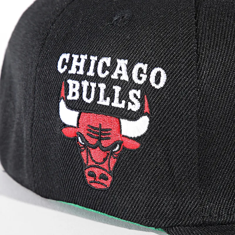 cepice-rovna-cerna-snapback-triple-play-chicago-bulls-nba-mitchell-ness