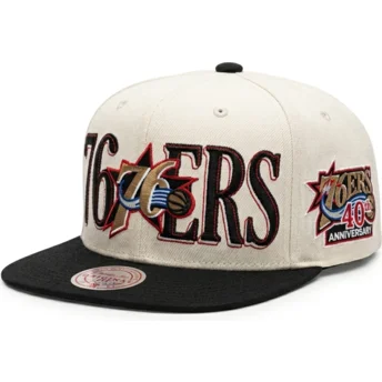 Svart och beige platt snapback-keps Across The Board från Philadelphia 76ers NBA av Mitchell & Ness