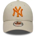 beige-gebogene-verstellbare-kappe-mit-orangefarbenem-logo-fur-kinder-9forty-league-essential-von-new-york-yankees-mlb-von-new-er