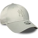 grune-gebogene-verstellbare-damenkappe-9forty-bow-back-satin-der-new-york-yankees-mlb-von-new-era