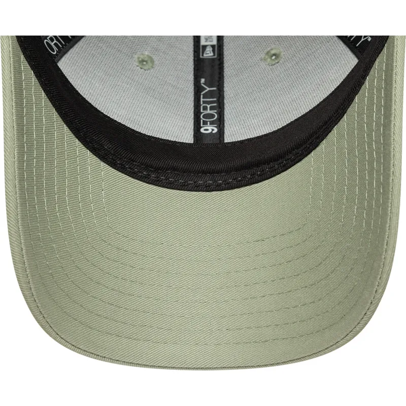 grune-gebogene-verstellbare-damenkappe-9forty-beaded-von-new-era