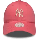 gebogene-rosa-verstellbare-kappe-mit-beigem-logo-fur-damen-9twenty-league-essential-midi-von-new-york-yankees-mlb-von-new-era