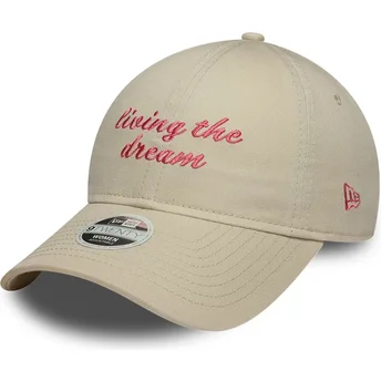Böjd beige justerbar keps för dam 9TWENTY Living The Dream Slogan från New Era