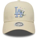 gorra-trucker-beige-con-logo-azul-para-mujer-9forty-a-frame-floral-de-los-angeles-dodgers-mlb-de-new-era
