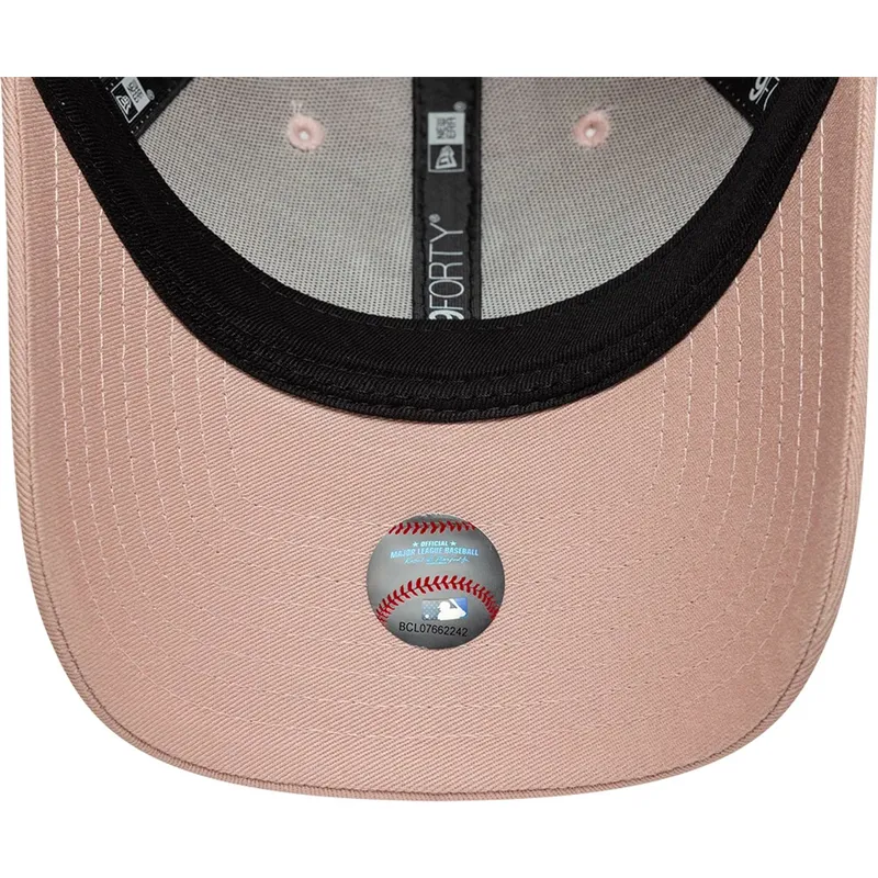 justerbar-rosa-bojd-keps-med-rosa-logotyp-for-dam-9forty-league-essential-fran-new-york-yankees-mlb-av-new-era