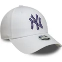weisse-verstellbare-curved-cap-mit-violettem-logo-fur-damen-9forty-league-essential-der-new-york-yankees-mlb-von-new-era