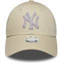 gorra-curva-beige-ajustable-para-mujer-9forty-metallic-de-new-york-yankees-mlb-de-new-era