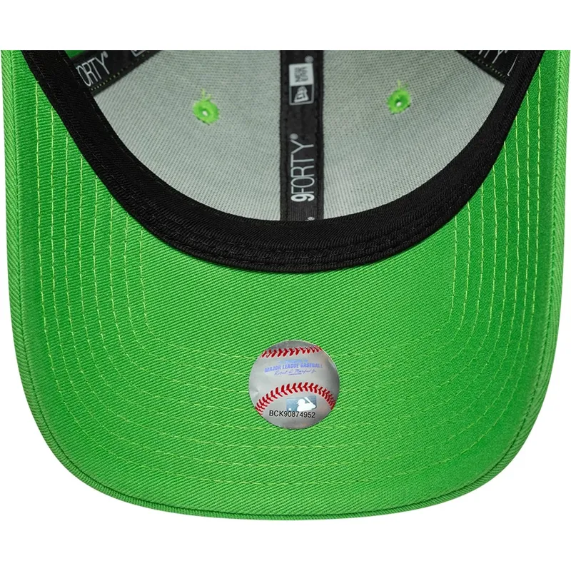 ljusgron-justerbar-kurvad-keps-med-vit-logotyp-9forty-league-essential-fran-los-angeles-dodgers-mlb-av-new-era