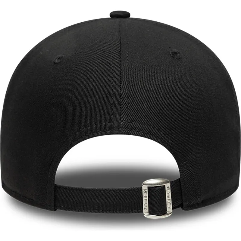 svart-justerbar-kurvad-keps-med-svart-logotyp-9forty-team-outline-fran-chicago-bulls-nba-av-new-era