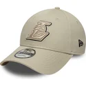 bojd-beige-justerbar-keps-med-beige-logotyp-9forty-team-outline-fran-los-angeles-lakers-nba-av-new-era