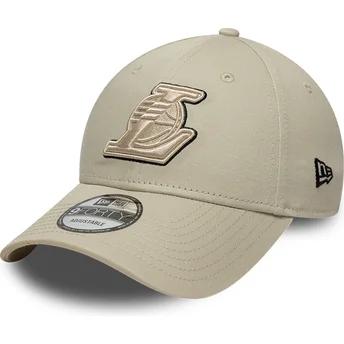 Böjd beige justerbar keps med beige logotyp 9FORTY Team Outline från Los Angeles Lakers NBA av New Era