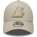 bojd-beige-justerbar-keps-med-beige-logotyp-9forty-team-outline-fran-los-angeles-lakers-nba-av-new-era