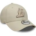 bojd-beige-justerbar-keps-med-beige-logotyp-9forty-team-outline-fran-los-angeles-lakers-nba-av-new-era