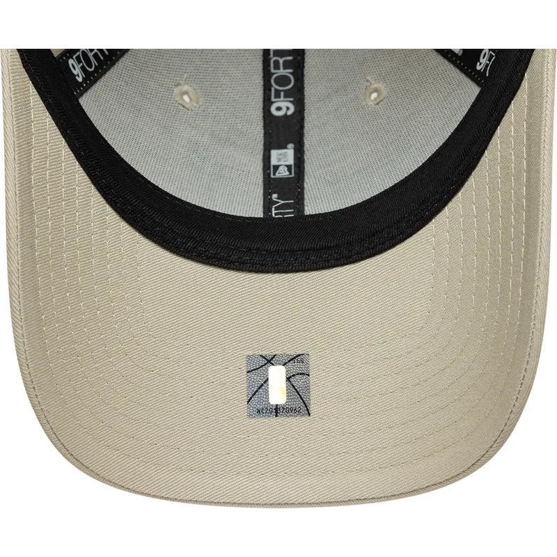 beige-verstellbare-curved-cap-mit-beigem-logo-9forty-team-outline-der-los-angeles-lakers-nba-von-new-era