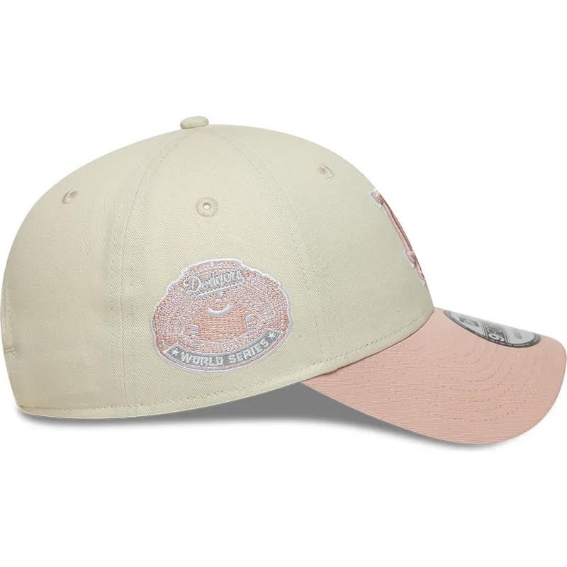 beige-och-rosa-justerbar-kurvad-keps-med-rosa-logotyp-9forty-world-series-patch-fran-los-angeles-dodgers-mlb-av-new-era